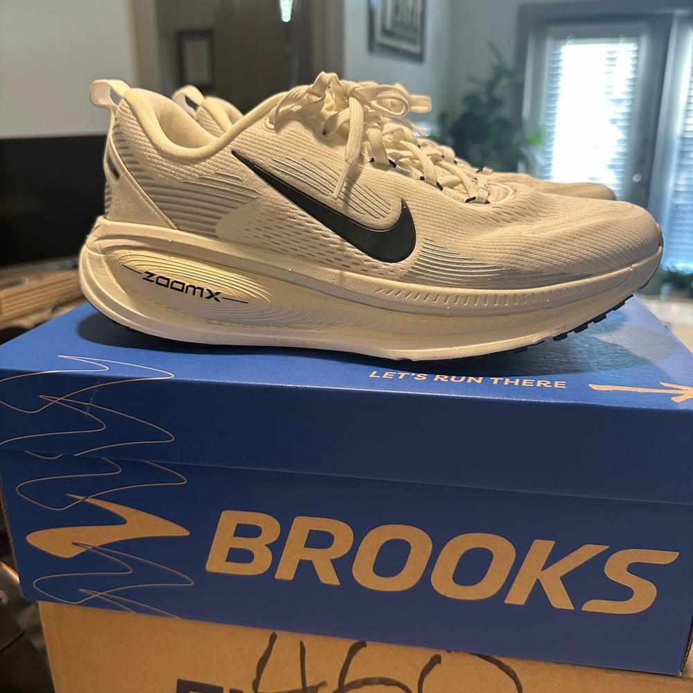 Like New Nike Vomero 18 White/Coconut/Sail Size Mens 8.5